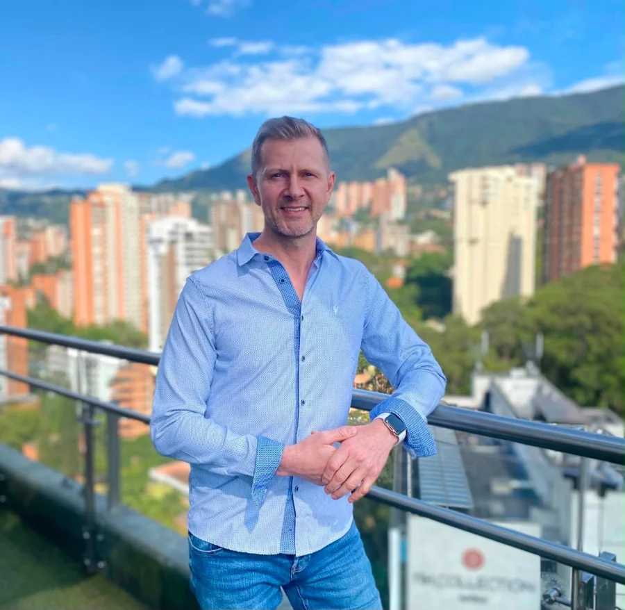 Jason — Director de Atención al Paciente, HealthBridge Medical Tourism